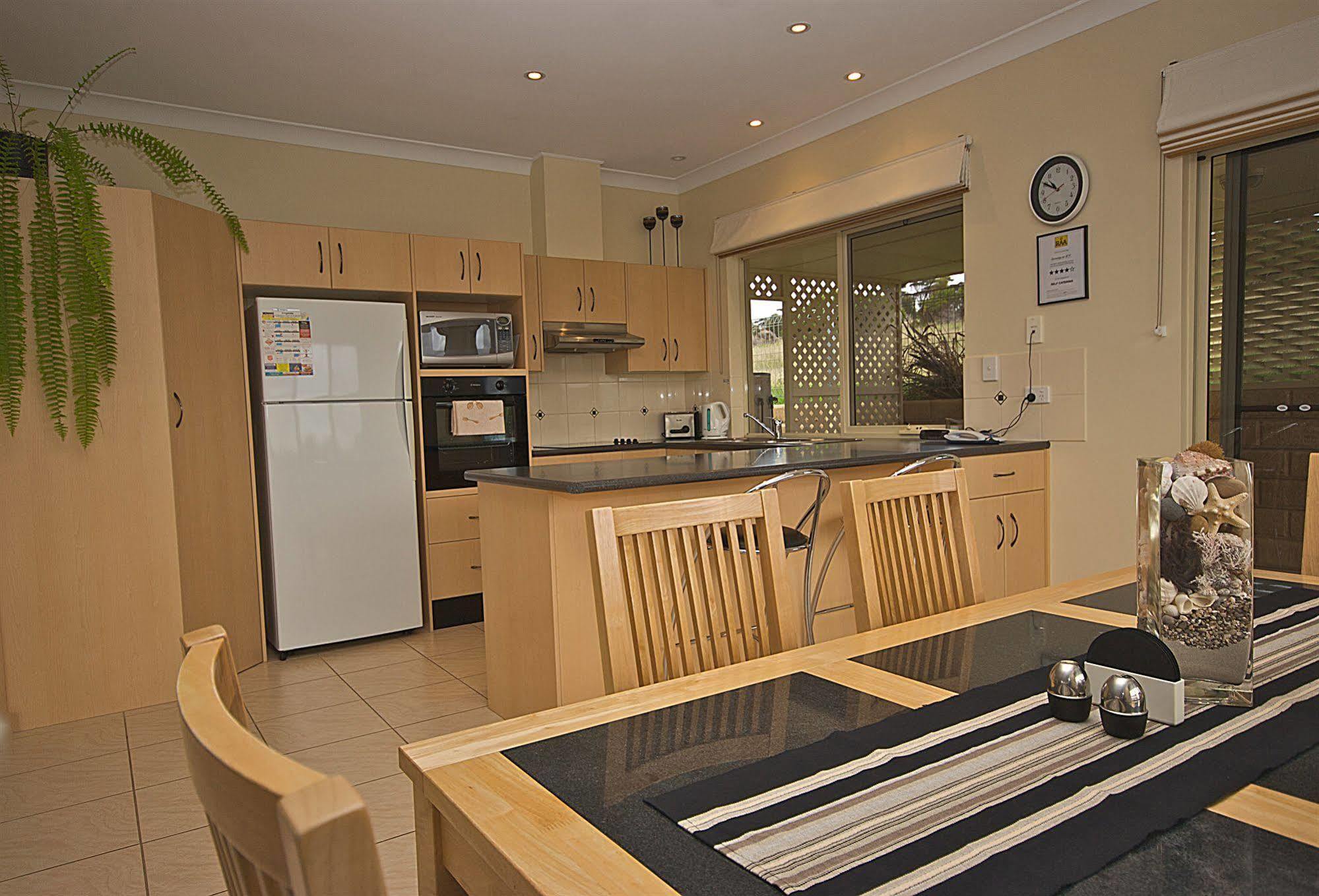 Searenity Holiday Accommodation Emu Bay ภายนอก รูปภาพ
